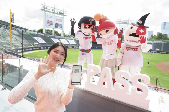 통신 3사가 추석연휴 대비 유동인구 밀집 시설 중심으로 QR 출입증 사용 권장 캠페인을 진행한다.  패스(PASS) 제공